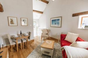 GABLE COTTAGE // LUXURIOUS NEWLY RENOVATED 1 BED ACCOMMODATION CLOSE TO THE PEAK DISTRICT, YORKSHIRE image two