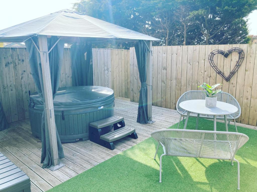 Seabourne Holiday Home with optional Hottub Hire Scarborough image one