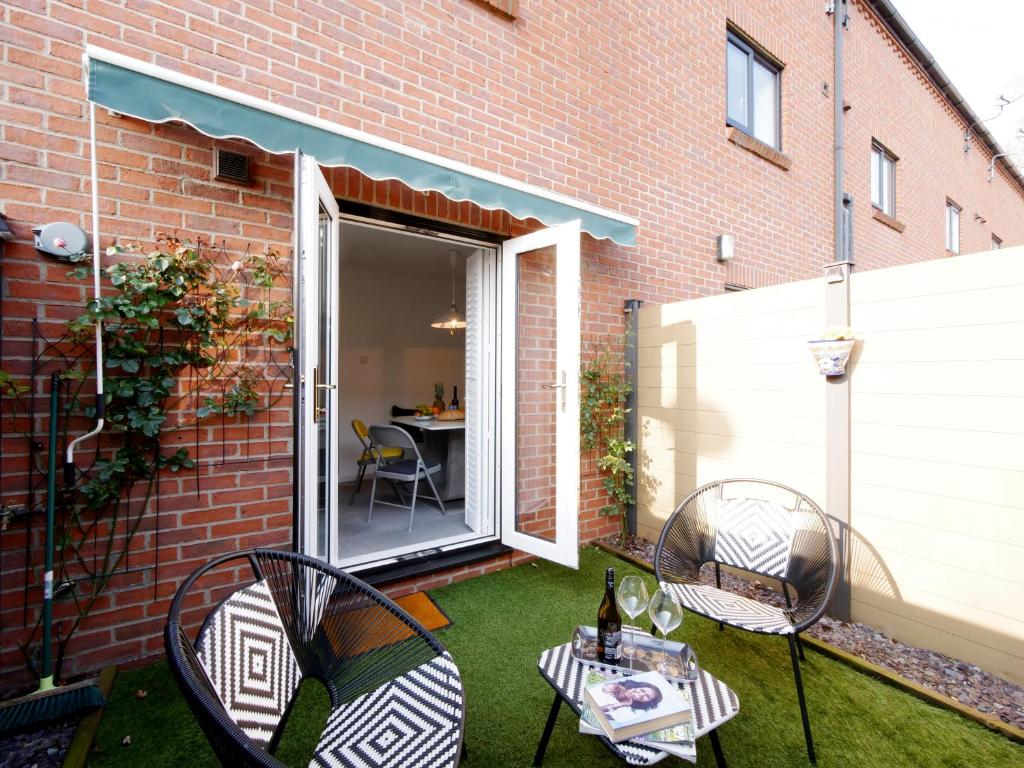 Forget-Me-Not House 3 Bed home in York Centre - Free Parking image one