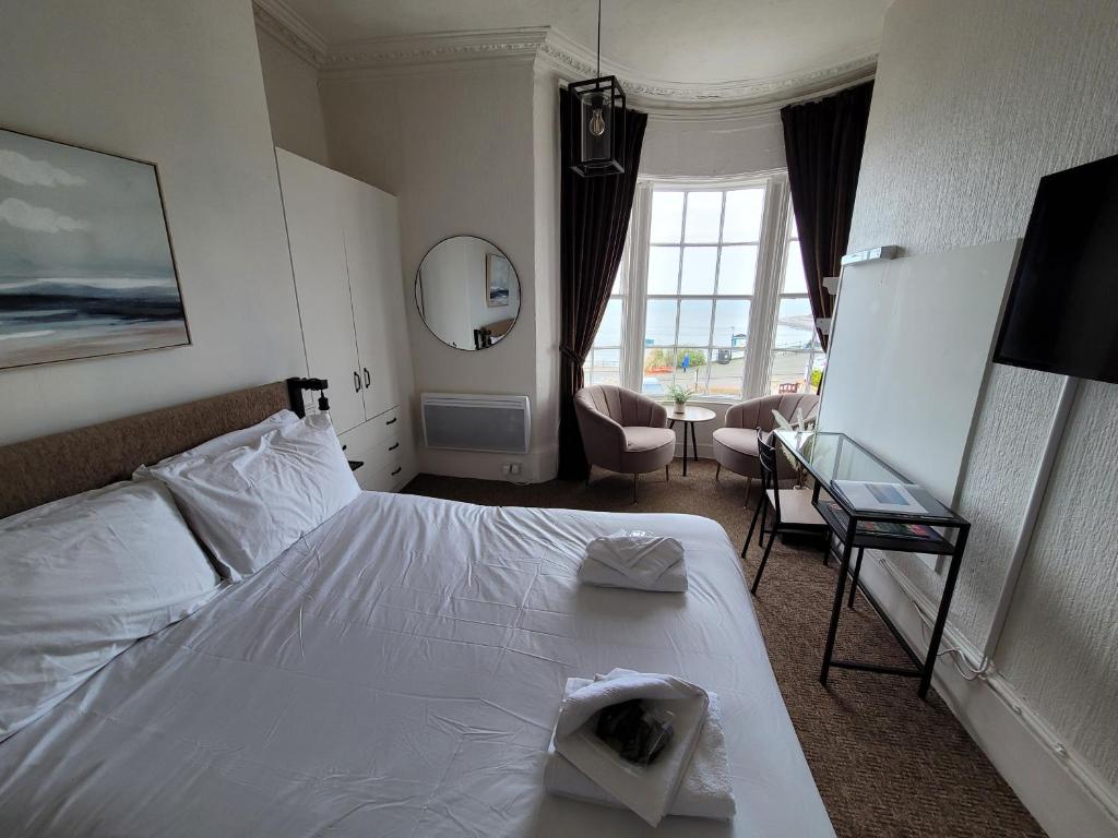 Sea View flat 2 with Fast WiFi and FREE parking image one