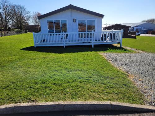 Remarkable 3-Bed House in Hull image three