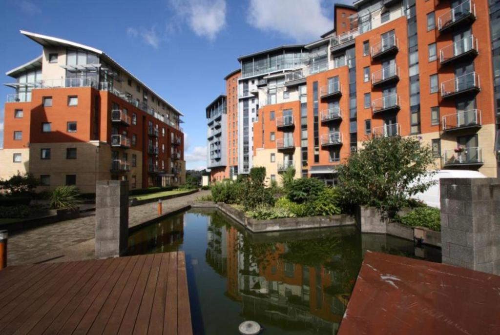 Entire Studio in picturesque City Islands - Short Walk from Leeds Centre image one
