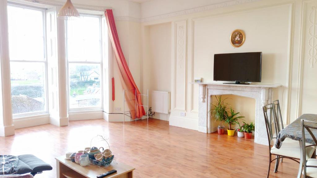 Full nature views Whitby dancinglivingroom French flat image one