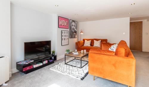 Stylish 2 bed town centre apartment with parking image three