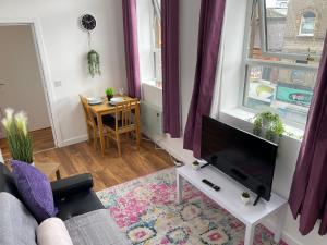Elite City Stays hosts cosy spacious apartment image two