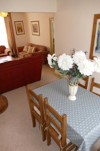 Abigail's House - Large 3 Bed Townhouse - short 5 min walk to town! image three