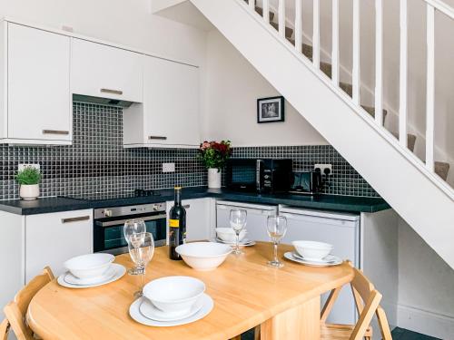 Maple House - Free Parking - Holiday Home - Sleeps 12 With Sister Property image three