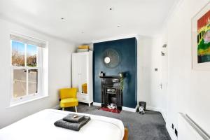 Stunning 4Bed Townhouse by HIC & Trendy Kings Quarter! image two
