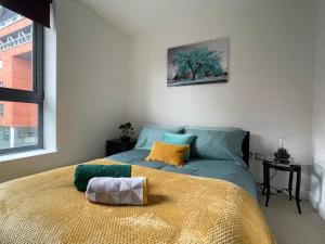 Modern 1-bedroom apartment in city centre image two