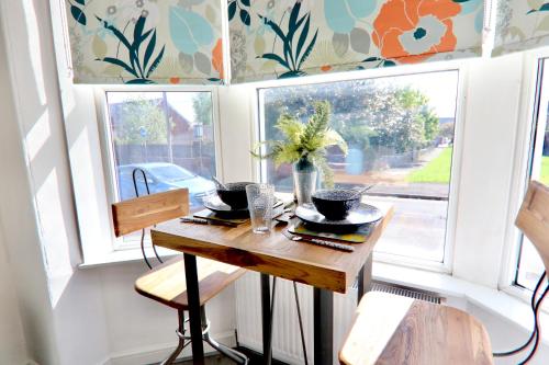 Swanky 10 guest house in the heart of Wakefield - free wifi ! image three