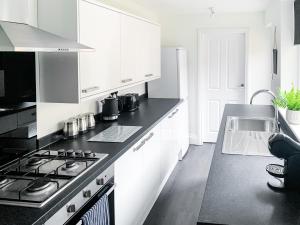 Cedar House - Free Parking - York Holiday Home - Sleeps 12 With Sister Property image two