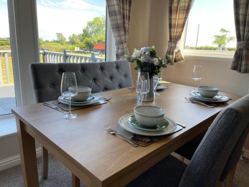 Brand new 2 bedroom luxury lodge sleeps 6 image three