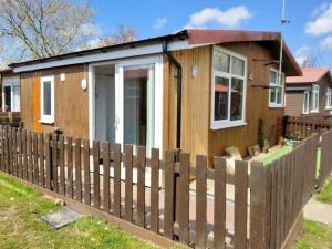 Lena's Place dogs welcome chalet Bridlington image two