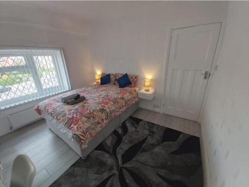 Relaxed Double bed with private bathroom, parking, WiFi and garden. image three