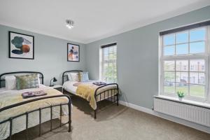 Stunning Central York House Sleeps 10 - Parking image two