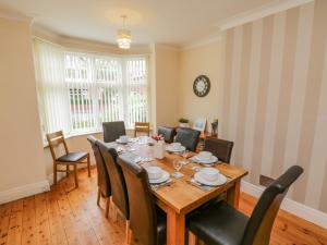 12 Holbeck Avenue image two