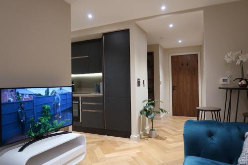 City Centre Luxury studio apartment suite with garden view image three