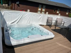 The Crystal Lodge with Hot Tub Malton image two