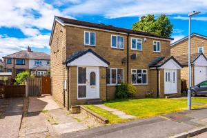 Family friendly 3-bed home with free parking on site image two
