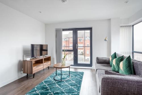 Modern & Spacious 2 Bedroom Apartment in York image two