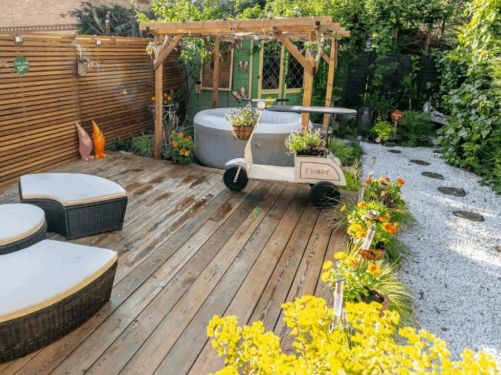 Cosy Garden Flat with Private 24 hr Use Hot Tub image one