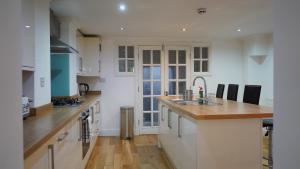 Modern & Spacious Leeds City Centre Apartment with Parking - Sleeps 5 image two