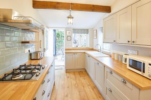 Host & Stay - Sixpence Cottage image three