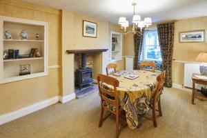 Host & Stay - Sixpence Cottage image two