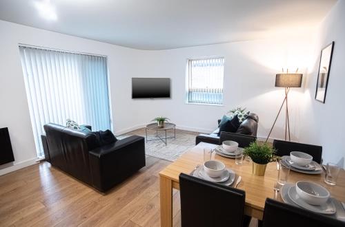 Stylish 2 Bed City Centre Apartment Sheffield - Available & Book Today image three
