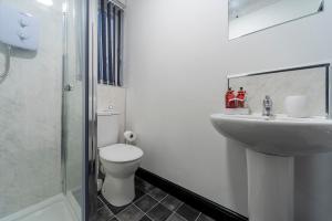 Newly Refurb 2 Bedroom Comfortable Spacious image two