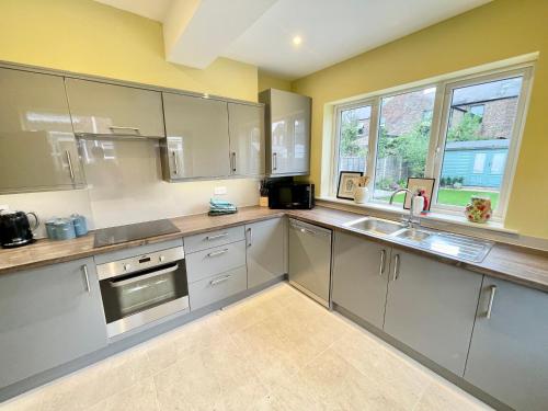 Pepperwell close to city centre-Pet Friendly image three