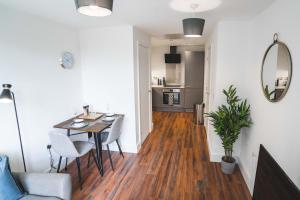 Modern 1-Bed Apartment - New - City Centre - FREE Wi-Fi - image two