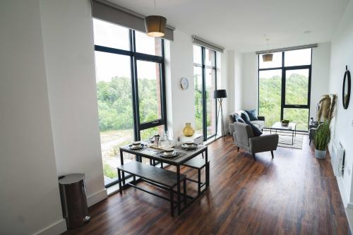 Modern 2-Bed Apartment - City Centre - FREE Wi-Fi - New - image three