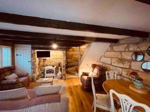 Cosy 400 yr old Cottage, Flowergate, Whitby image two
