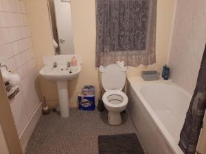Immaculate 3-Bed House in Middlesbrough with WiFi image two