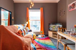 Art-Filled Bohemian 1 Bedroom Apt 2 Beds Colourful Praise Inn Newly Refurbished image two