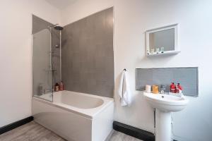 Vibrant Funkily Decorated 2 Bedroom 4 Beds Newly Refurbished image two