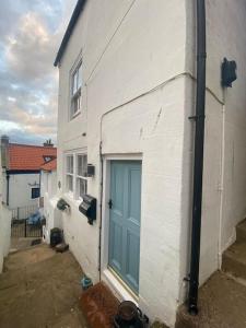 3 bed renovated cottage with stunning sea views image two