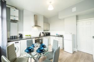 Sheffield Contractors Stays- Sleeps 6, 3 bed 3 bath house. Managed by Chique Properties Ltd image two