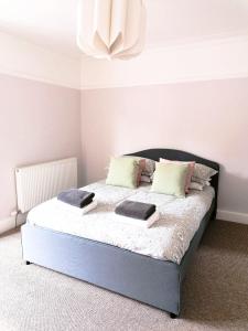 Sunset House - Whitby Townhouse near the sea sleeps 8 image two