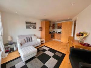 Lovely 1 bedroom City Centre apartment image two