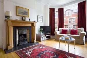 The Judge’s House - luxury period house, quiet, central, spacious, sleeps 8 + cot, 5 bed/3 bath image two