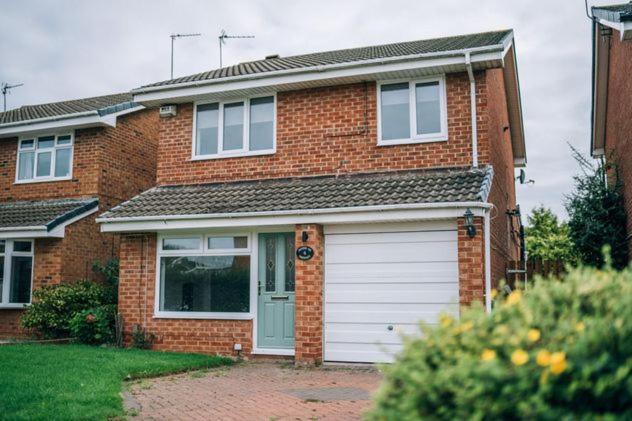 Wiske Close beautiful spacious 3 bed HomeFromHome image one