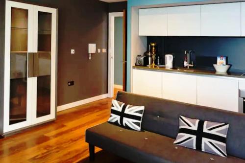 Luxury 2 Bed Apartment - Sheffield City Centre image three