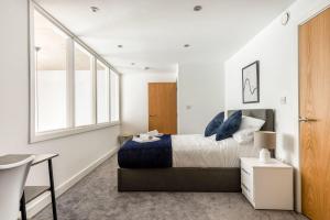 Modern 2 Bed Wharfside Apartment in Rotherham image two