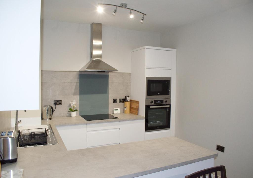 Beautifully refurbished 2 bedroom self-contained apartment with secure parking image one