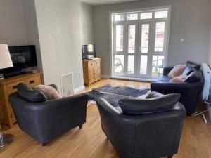 3 Bed Flat in Vibrant Sheffield Location image two