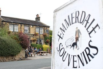 Image name da the 2 image from the post Emmerdale Classic Locations Bus Tour from Leeds in Yorkshire.com.