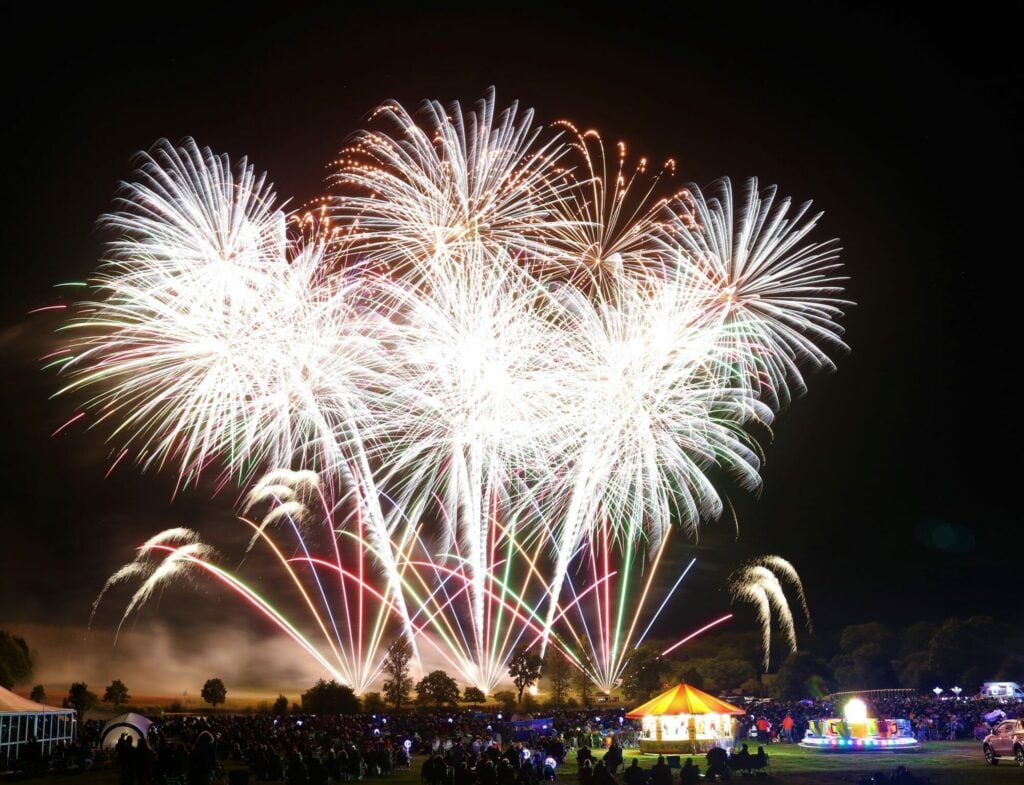 Image name driffield fireworks 3 the 3 image from the post Sky Magic Driffield Fireworks in Yorkshire.com.