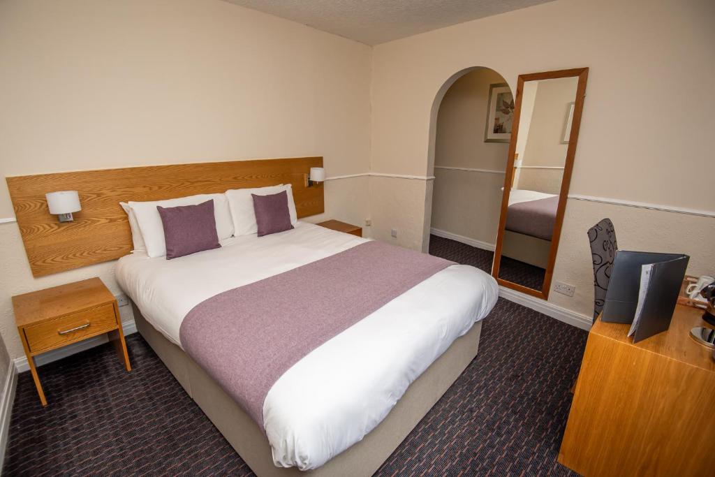 The George Inn Accommodation image 2 Image name george inn selby double bed the 1 image from the post The George Inn in Yorkshire.com.